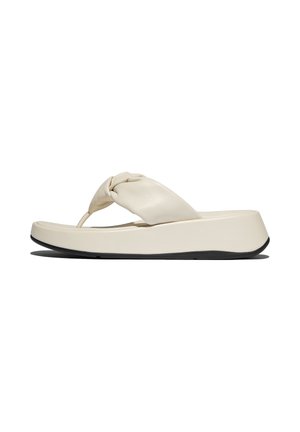 Beige sleehak flip-flop sandaal met gewatteerde gedraaide band en zwarte zool, zijaanzicht op een witte achtergrond.