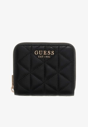 Portefeuille noir matelassé en cuir avec ferrures dorées. Comprend une fermeture éclair et un logo embossé "GUESS EST 1981" à l'avant.