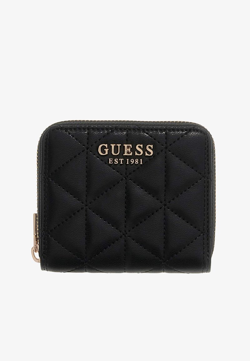 Portefeuille noir matelassé en cuir avec ferrures dorées. Comprend une fermeture éclair et un logo embossé "GUESS EST 1981" à l'avant.