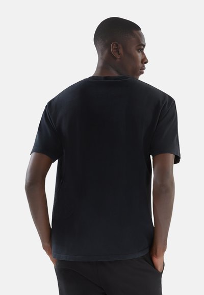 Sort kortærmet T-shirt lavet af blødt stof, med en afslappet pasform og rund halsudskæring, med en ensartet og glat tekstur.