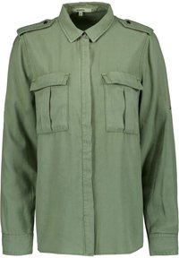 Camicia a maniche lunghe verde oliva realizzata in tessuto morbido, con due tasche frontali, epaulettes con bottone sulle spalle e taglio dritto.