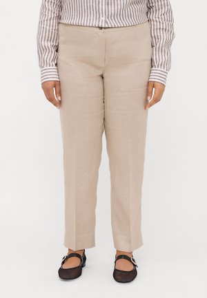 Beige linbukser med rett ben-design, med en frontknaplukning og en glat tekstur. Kombineret med sorte net-sko.