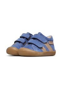 Scarpe blu scamosciate con due strap in Velcro, dettagli beige sui lati e una suola in gomma marrone texture. Forma arrotondata e design a profilo basso.