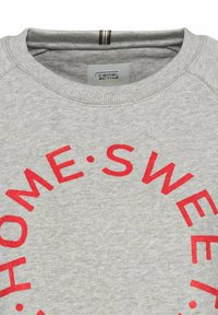 Grijze sweatshirt met een ronde hals en een grote rode opdruk van "HOME SWEET HOME" in vetgedrukte letters. Gemaakt van zachte stof met een gestructureerde afwerking.
