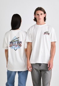 Tommy Jeans - DIAMOND TWIST TEE UNISEX - Print T-shirt - white Thumbnail Image 1