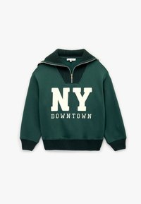 Sudadera verde con un alto cuello acanalado, media cremallera y estampado en blanco que dice "NY DOWNTOWN" en el frente. Textura suave, corte holgado.