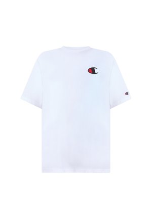 Witte T-shirt met korte mouwen met klein zwart en rood Champion-logo op de borst en mouw, effen achtergrond.