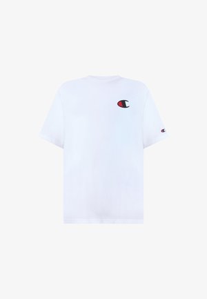 Witte T-shirt met korte mouwen met klein zwart en rood Champion-logo op de borst en mouw, effen achtergrond.