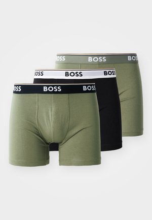 Trei perechi de boxer briefs în nuanțe de verde măsliniu și negru. Toate au bandă elastică la talie cu logo-ul "BOSS" în culori contrastante.