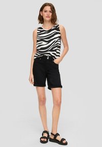 s.Oliver BERMUDA MID RISE - Jeans Shorts - schwarz