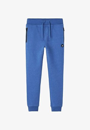 Blå joggers med elastisk talje, snøre, ribbet manchetter og lynlåslommer i siden, med et lille sort og hvidt logo.