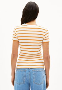 Gestreepte T-shirt met korte mouwen in wit en oranje, met een aansluitend ontwerp en geribbelde textuur, aangevuld met een ronde hals.