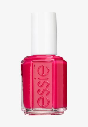 Nagellackflaska med en fyrkantig glasbotten, klar rosa färg och ett enkelt vitt lock. Har varumärket "essie" präglat på framsidan.