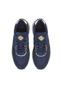 Navy blue Hackett London tennarit ruskeilla yksityiskohdilla ja valkoisilla pohjilla, nähtynä ylhäältä valkoista taustaa vasten.