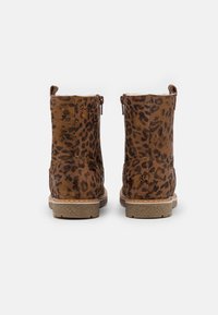 Ruske mokasine do gležnja od nikla s uzorkom leoparda, zatvaranje na patentni zatvarač, teksturirana potplat i šivani detalji duž pete.