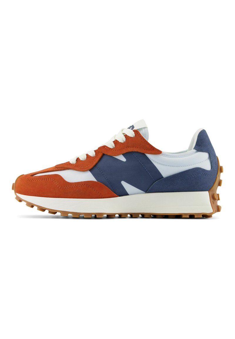 Zapatillas con gamuza naranja y acentos sintéticos en azul marino, paneles de malla blanca, suela de goma gruesa con tracción y cordones blancos.