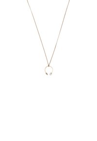 Collier pendentif en ton doré avec un design circulaire à extrémité pointue et une perle solide. La chaîne est délicate et fine.