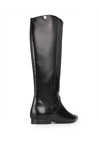 Bota negra hasta la rodilla hecha de cuero suave. Presenta una punta redonda y un tacón bajo y plano. Diseño simple con una costura que recorre el lado.