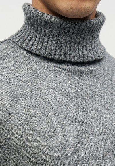 Γκρι πουλόβερ με ζιβάγκο, με ριμπ κολάρο και λεία υφή. Το υλικό φαίνεται πλεκτό, με συνεπή μοτίβο και χρώμα.
