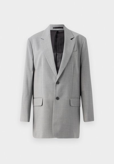 Grå blazer med enkelt slidser, to forlommer og to knapper. Stribet stof med glat inderfor. Klapper.
