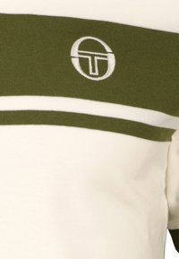 Maglione a strisce bianche e oliva con texture a coste; presenta un logo circolare sull'area del petto sinistro. Realizzato in un tessuto morbido e confortevole.