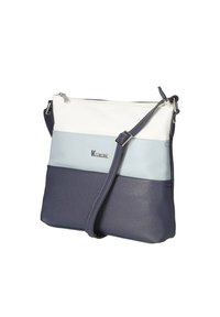 Umhängetasche aus einer Mischung von strukturiertem Leder in Weiß, Hellblau und Dunkelblau, mit einem Reißverschlussoberteil und verstellbarem Trageriemen. Silbernes Logo-Detail.