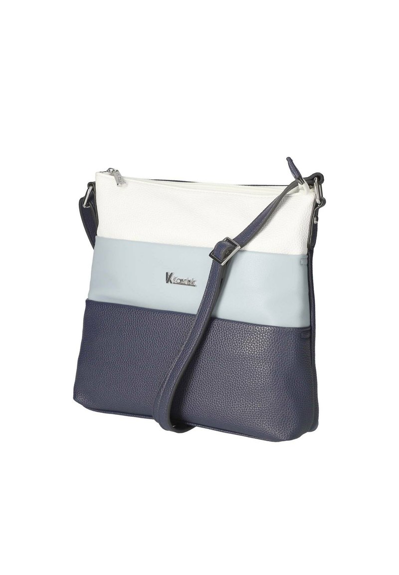 Umhängetasche aus einer Mischung von strukturiertem Leder in Weiß, Hellblau und Dunkelblau, mit einem Reißverschlussoberteil und verstellbarem Trageriemen. Silbernes Logo-Detail.