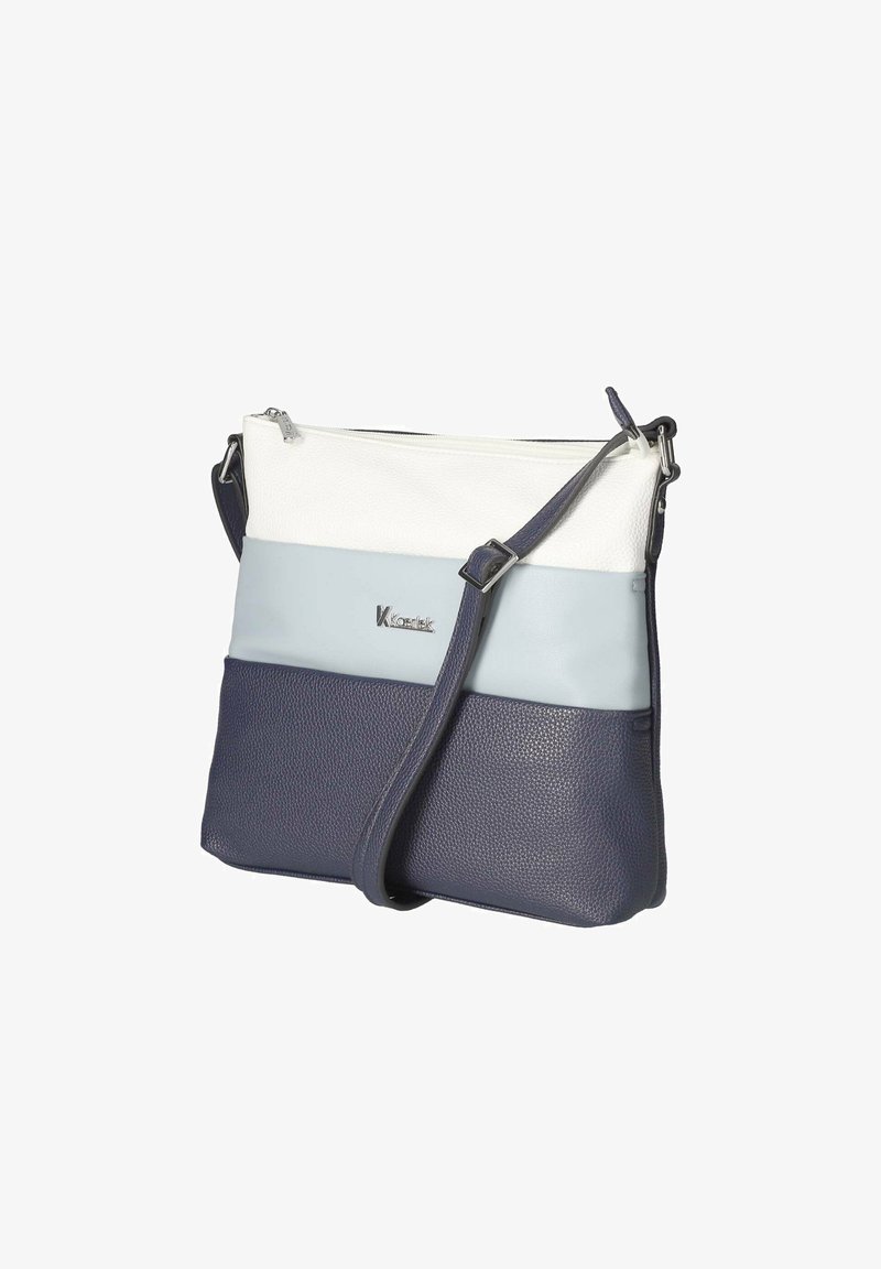 Umhängetasche aus einer Mischung von strukturiertem Leder in Weiß, Hellblau und Dunkelblau, mit einem Reißverschlussoberteil und verstellbarem Trageriemen. Silbernes Logo-Detail.
