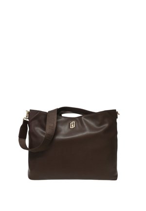 Hnědá kožená kabelka se zlatým logem a nastavitelným širokým látkovým ramenním popruhem na bílém pozadí.