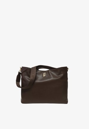 Brązowa skórzana torebka z złotym logo i regulowanym szerokim paskiem na ramię z tkaniny, na białym tle.