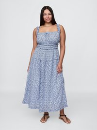 Blomstre maxi kjole i blått og hvitt, med volangernede stropper, tettsittende liv og et lagdelt skjørtdesign. Lett stoff med en myk tekstur.