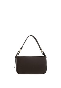 Bolso de mano de cuero marrón con un acabado texturizado, en forma rectangular delgada y con una correa corta que presenta acentos de hardware en tono dorado.