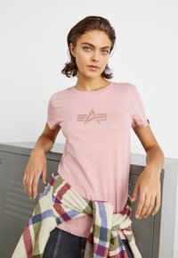 Alpha Industries CRYSTAL - Marškinėliai su spaudiniu - silver pink