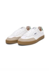 Sneakers bianche con dettagli in suede beige, punta tonda, suola in gomma, linguetta verde sul tallone e più occhielli. Presentano il marchio sul lato.