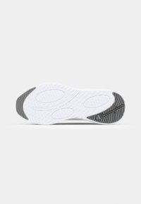 Semelle de sneaker blanche avec des grips texturés, présentant un accent noir, un motif ondulé et un logo sur le talon. Design léger et flexible.