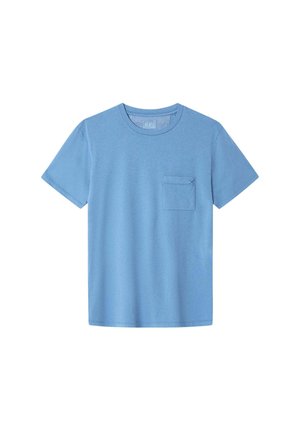 Jasnoniebieski T-shirt z krótkim rękawem wykonany z bawełny. Posiada okrągły dekolt i małą kieszonkę na piersi z przeszyciem. Gładka struktura.