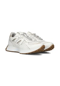 Witte sneakers met geperforeerd leer en mesh panelen, met een ronde neus, vetersluiting en een rubberen gumzool.