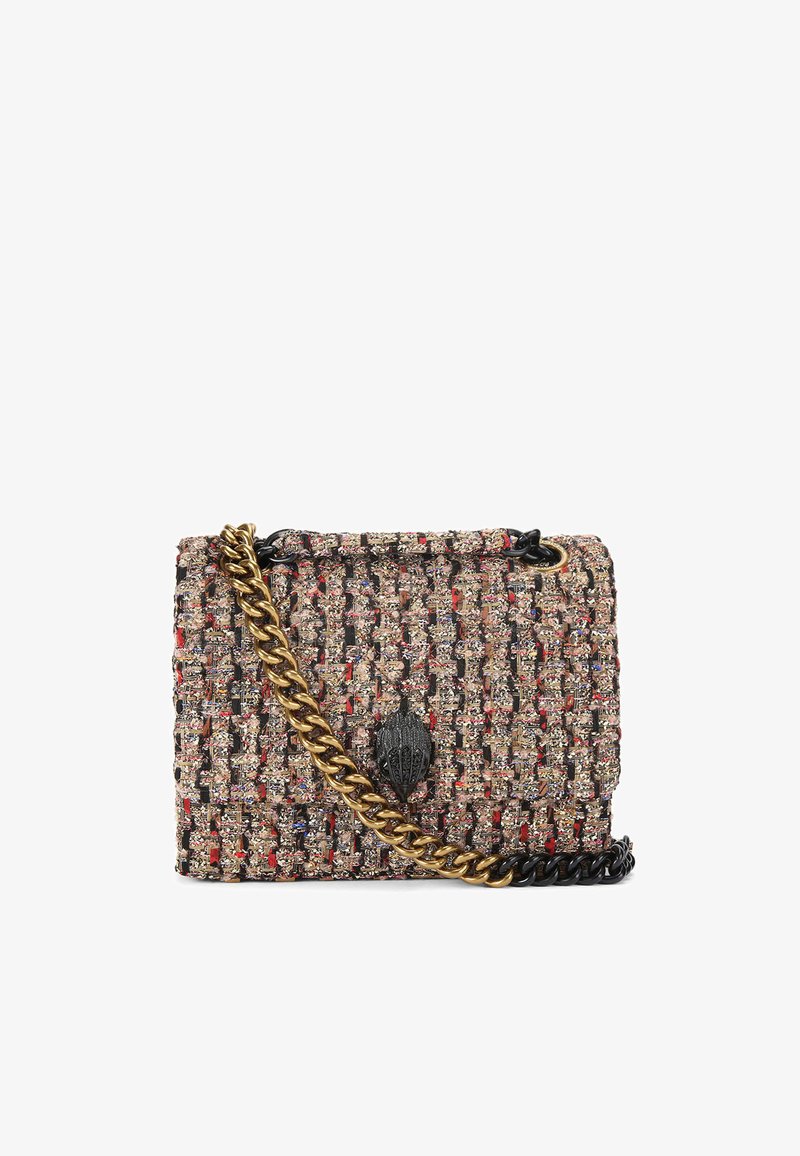 Piccola borsa rettangolare tessuta con texture, dotata di tracolla in catena oro e nera e dettaglio ornamentale in nero sul fermo.