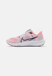 Zapatilla de running Nike Pegasus 40 con parte superior de malla rosa ligera, acentos en navy, entresuela blanca y suela exterior texturizada negra.