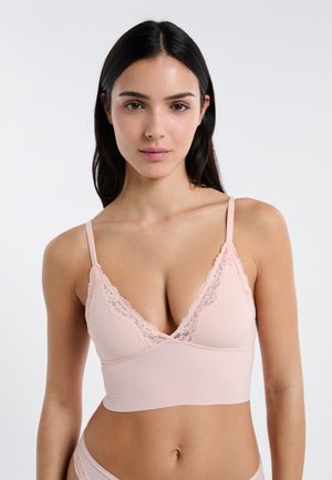 Hellrosa Bralette mit Spitzenbesatz, V-Ausschnitt und dünnen Trägern. Weiches Material mit glatter Textur und nahtloser Verarbeitung.