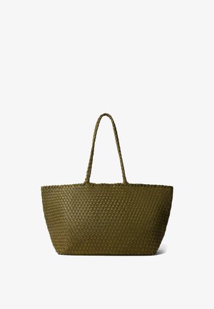 Tkany torba typu tote w oliwkowej zieleni z dwoma długimi plecionymi uchwytami i szeroką prostokątną podstawą na białym tle.