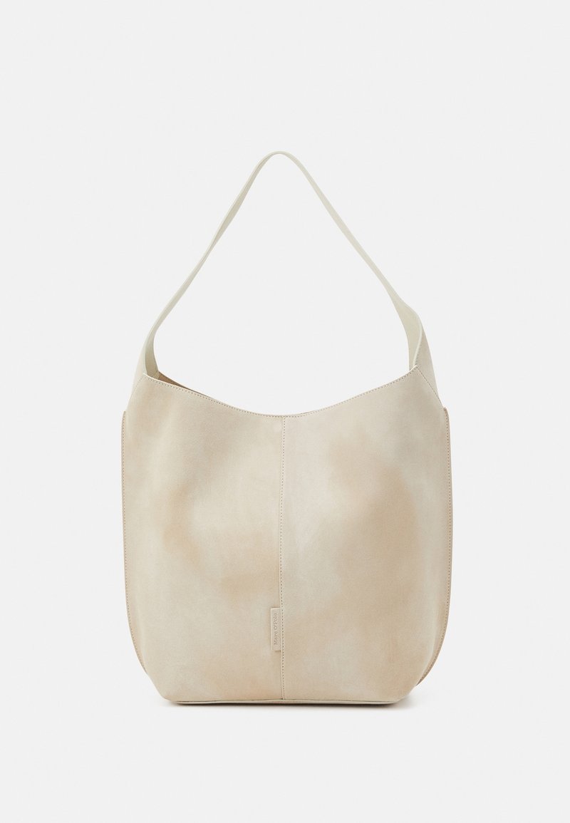 Sac à bandoulière en cuir beige avec une large sangle, une couture verticale subtile et une petite étiquette au centre avant.