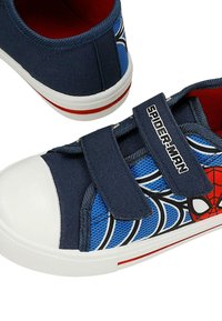 Παιδικά ναυτικά μπλε αθλητικά παπούτσια Spider-Man με λευκές λαστιχένιες μύτες, κόκκινο εσωτερικό, σχέδιο ιστού και δύο λουριά με βέλκρο.