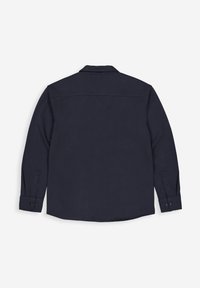 Marineblaues Langarmshirt aus Baumwolle. Mit einem Kragen, Knopfmanschetten und einer glatten Textur mit abgerundetem Saum und Schulterpasse.