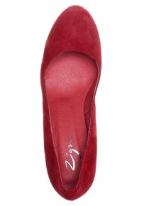 Scarpa piatta in suede rosso con punta arrotondata, fodera interna liscia e logo stampato in modo discreto sulla soletta. Design semplice e lineare.