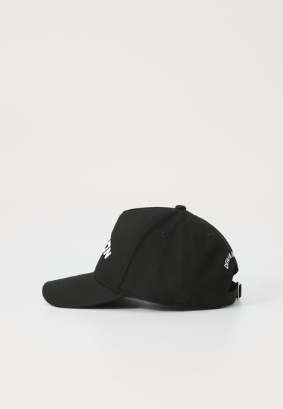 Schwarze Baseballmütze aus Baumwollstoff; mit einem gebogenen Schirm, verstellbarem Riemen auf der Rückseite und kontrastierendem weißen Text auf der Vorderseite.
