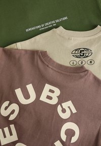 Next RELAXED FIT HEAVYWEIGHT SHORT SLEEVE 3 PACK - Apdrukāts T-krekls - green stone mauve