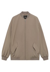 Chaqueta bomber marrón claro de tejido suave. Cuenta con una cremallera frontal, puños y dobladillo acanalados, y dos bolsillos laterales.