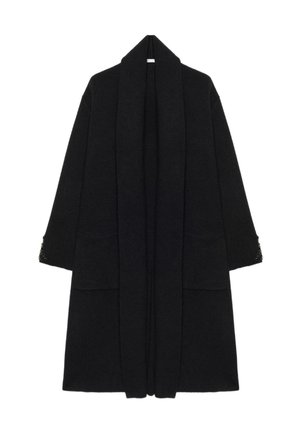 Cappotto lungo nero in tessuto morbido, con collo sciallato, apertura frontale, due tasche anteriori e dettagli testurizzati ai polsini delle maniche.