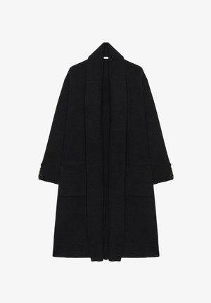 Langer schwarzer Mantel aus weichem Stoff, mit Schalkragen, offenem Vorderteil, zwei Fronttaschen und strukturierten Akzenten an den Ärmelbündchen.